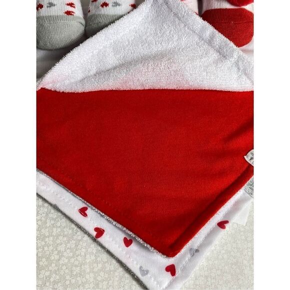 TRUE BABY 0-6 MONTH - 1ST VALENTINES BIB AND SOCK SET - Picture 5 of 8